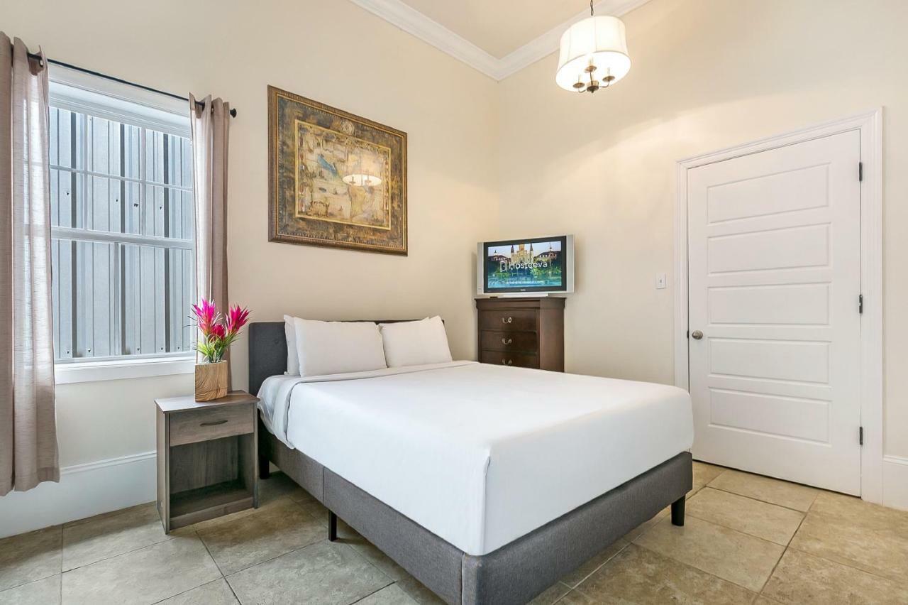 Spacious 4Br Condo On Carondelet Near All Hot Spo New Orleans Exterior photo